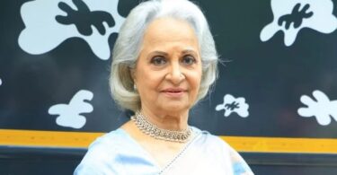 Waheeda Rehman Graciously Receives Dadasaheb Phalke Lifetime Achievement Award