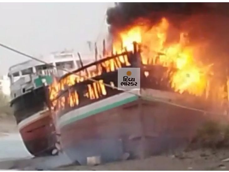 Fire Breaks Out on Boat at Old Mundra Port in Gujarat; 3 Fire Tenders Rushed to Scene