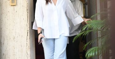 Kareena Kapoor's Effortless Elegance: A Stylish Twist to the Classic White Kurta