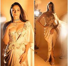 Alia Bhatt Shines in Anamika Khanna's Couture Corset Sari at 69th Filmfare Awards 2024