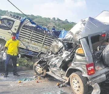 Tragic Accident Claims Lives: 4 Charred to Death in Multi-Vehicle Collision on Tamil Nadu's Thoppur Ghat Road